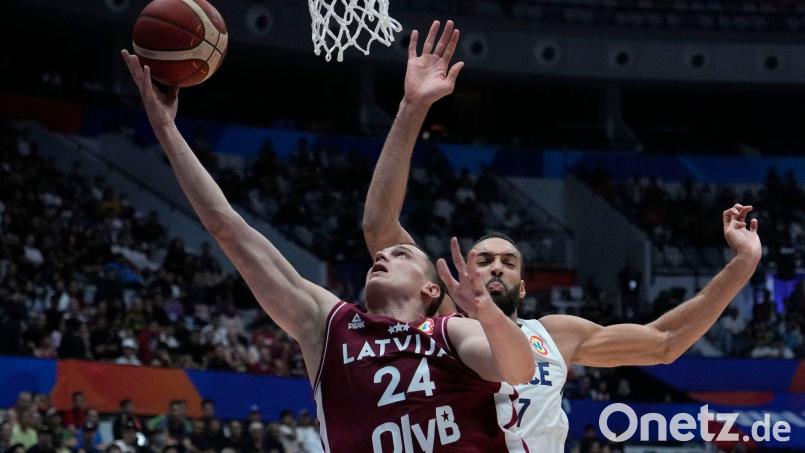 Frankreichs Basketballer um Rudy Gobert (r) haben bei der Weltmeisterschaft enttäuscht. Bild: Achmad Ibrahim/AP/dpa