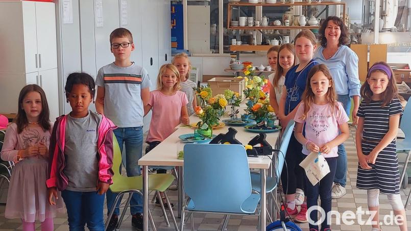 Sommerliche Tischdekorationen fertigten diese Kinder unter Leitung von Nicole Schuller im Museum Mitterteich an. Insgesamt zehn Kurse mit verschiedenen Inhalten wurden im Rahmen des Ferienprogramms angeboten. Bild: Museum Mitterteich/exb