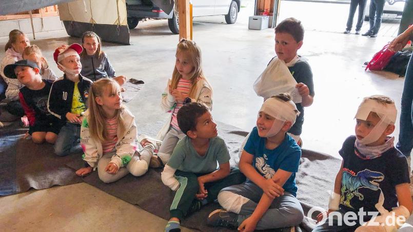 Die Kinder wissen jetzt, wie man richtig bandagiert. Bild: mma