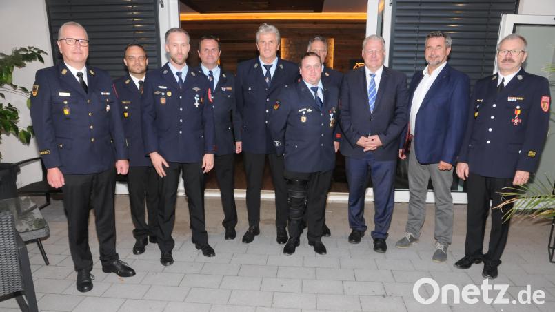 Den Traßlberger Aktiven gratulieren unter anderem Landrat Richard Reisinger (Dritter von rechts), Kreisbrandrat Christof Strobl (links) und Poppenrichts Zweiter Bürgermeister Konrad Scharl (Zweiter von rechts). Bild: ge