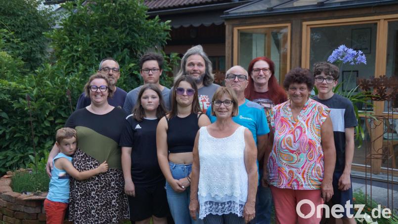 Anni (fünfte von rechts) und Jean-Claude Lardy (vierter von rechts) mit Tochter Katja (zweite von links), Schwiegersohn Bruno (dritter von links) und den Enkelkindern Tim (links) sowie Thais (siebte von rechts) verbringen wieder einmal ihren Urlaub bei Familie Weiß in Oberviechtach. Anschließend geht es nach Weiding zu Familie Betz. Bild: wel