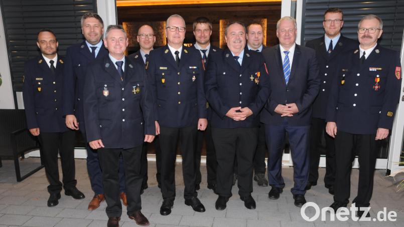 Zum Feuerwehr-Ehrenzeichen gratulieren den Kainsrichter Aktiven Landrat Richard Reisinger (Dritter von rechts), Kreisbrandrat Christof Strobl (Fünfter von links), Kreisbrandinspektpor Michael Iberer (links) und Kreisbrandmeister Thomas Wiesent (rechts). Fünfter von rechts der ebenfalls geehrte Bürgermeister Peter Dotzler. Bild: ge