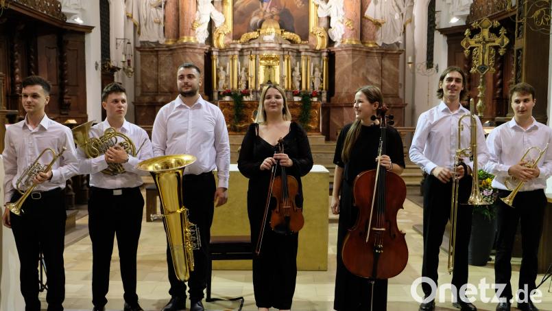 Besetzt mit zwei Trompeten, Posaune, Horn und Tuba sowie mit Bratsche und Cello gestaltete ein Ensemble des &quot;Youth symphony Orchestra of Ukraine&quot; unter dem Motto &quot;Musik &amp; Magie&quot; in der Klosterkirche zum Abschluss des Speinsharter Konzertsommers ein beschwingtes Sommerkonzert. Bild: do