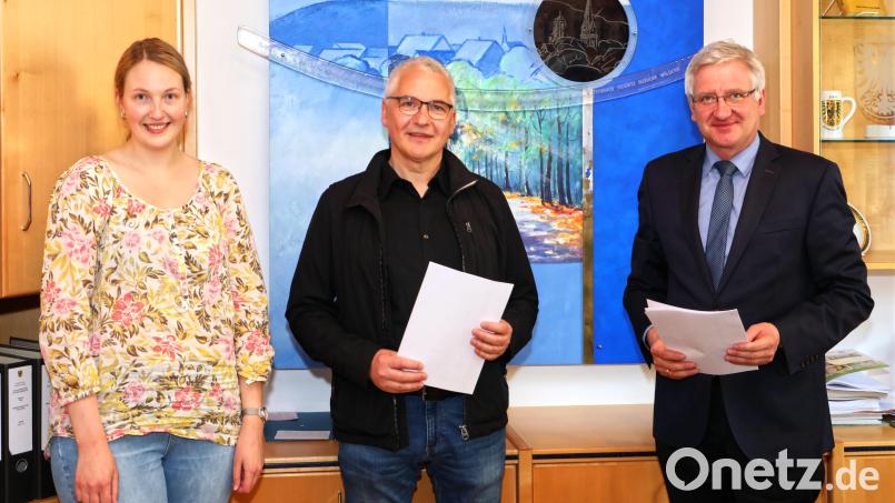 Zur Unterzeichnung des Pachtvertrages trafen sich Oliver Fienz (Mitte) und Bürgermeister Johannes Reger im Rathaus. Mit auf dem Bild ist Stadtverwaltungs-Mitarbeiterin Carolin Böckl. Bild: JOCHEN NEUMANN 
ERBENDORF