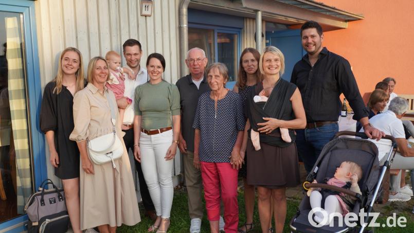 Isidor Stahl (Mitte) feiert im Kreise seiner Familie seinen 80. Geburtstag. Bild: fvo