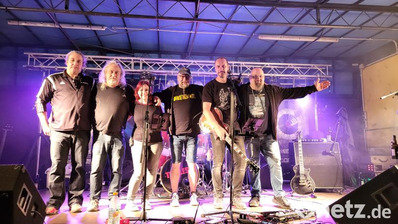 Die Rock-Formation „Timless“ mit (von links) Thomas Klein, Robert Mayer, Nadine Thoma, Jürgen Käck, Berthold Franz und Alexander Frank. Die Band feiert am Samstag, 2. September, ab 20 Uhr auf der Freilichtbühne Bärnau 20. Jubiläum. Bild: kro