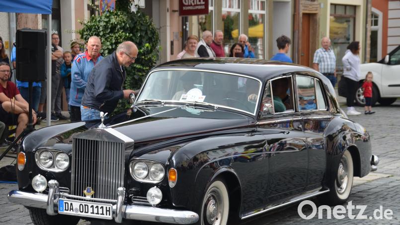 Ein wahres und sicher wertvolles Luxusgefährt zeigte sich bei den Autos mit einem schwarzen Rolls Royce Ausstattung Salon mit 6300 Kubikzentimeter Hubraum, Achtzylinder und über drei Tonnen Gewicht. Der Besitzer des Fahrzeuges war extra aus Darmstadt zum Treffen gekommen und hatte damit die weiteste Anreise. Bild: ak