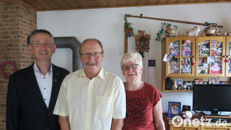80. Geburtstag feiert Alfred Dehling (Mitte), hier mit seiner Frau Anneliese, wozu ihm Bürgermeister Albert Geitner gratuliert. Bild: Anita Findling/exb
