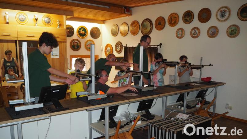 Im Kinderferienclub dürfen die Kinder unter anderem mit dem Lichtgewehr schießen. Bild: krb