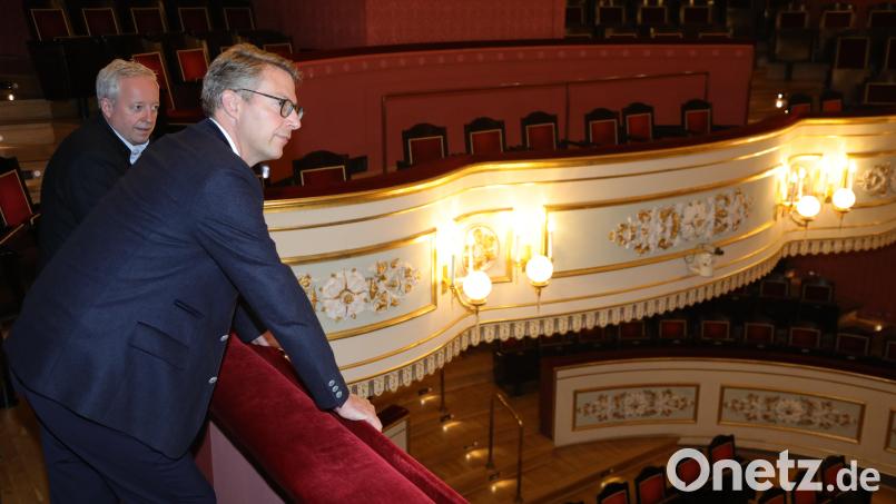 Kunstminister Markus Blume, hier in Begleitung von Ambergs Kulturreferent Fabian Kern auf den oberen Zuschauerrängen, war am Sonntag zum ersten Mal im Amberg Stadttheater – und sehr begeistert davon. Bild: Wolfgang Steinbacher