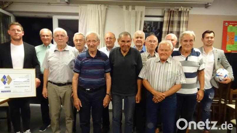 Die beiden Vorsitzenden Christoph Winkler (ganz rechts) und Daniel Straller (ganz links) ehrten Männer, die seit 60 Jahren Mitglied der DJK Dürnsricht-Wolfring sind. In der vorderen Reihe von links nach rechts Josef Baumann, Josef Messer, Rudolf Blaß, Erhard Graf, Georg Ries und Manfred Scharf. In der hinteren Reihe von links nach rechts Gerhard Messer, Hans Straller, Hans Weigl und Josef Thanner. Bild: Houschka