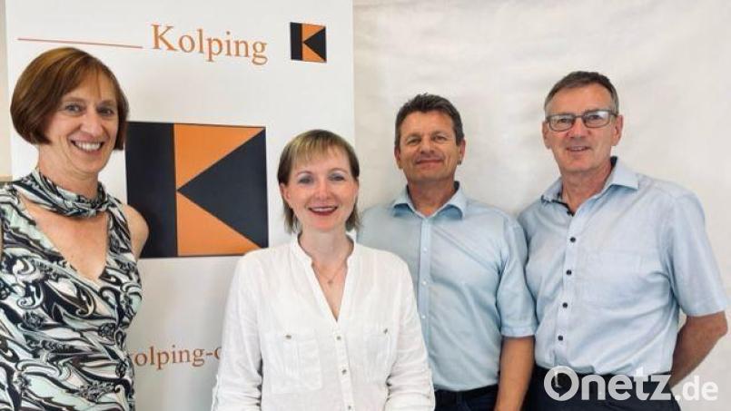 Die Vorstände Christine Jäger (links) und Karl Forster (rechts) haben Silvia Völkl-Renner und Robert Pirner die gemeinsame Leitung des Kolping-Bildungswerks in Amberg übertragen. Bild: Kolping/exb