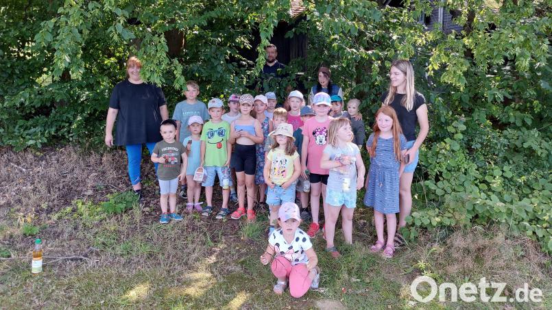 Brigitte Meyer, Christian Schnurer und Franziska Köhler vom Tourismusverein mit „Hexe“ Michaela Küblböck und den teilnehmenden Kindern. Bild: Brigitte Meyer/exb