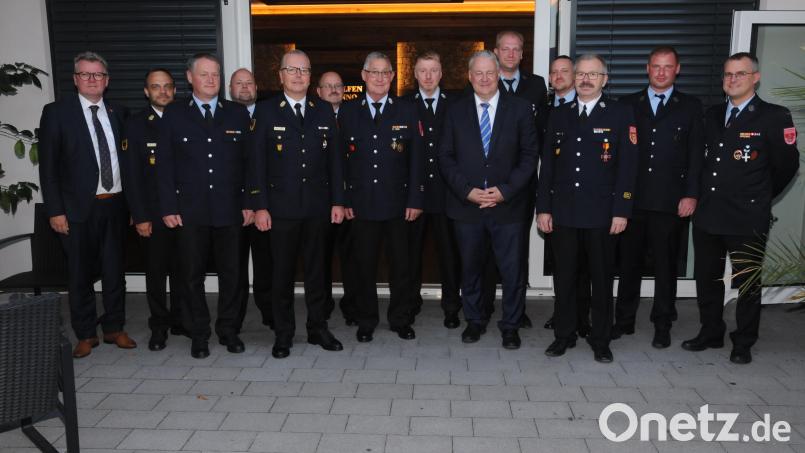Die geehrten Wehrmänner aus Rosenberg und Großalbershof mit Landrat Richard Reisinger (Sechster von rechts), Bürgermeister Michael Göth (links), Kreisbrandrat Christof Strobl (Fünfter von links) sowie weiteren Feuerwehroffiziellen. Bild: ge