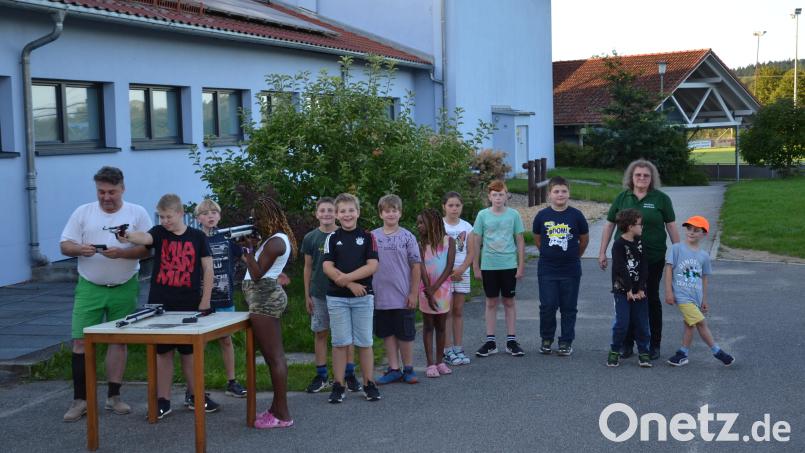 Schützenmeisterin Jutta Fuchs und Vorstandsmitglied Sandro Stefinger lernten den Kindern den sicheren Umgang mit dem Lichtgewehr und der Laserpistole. Bild: gi