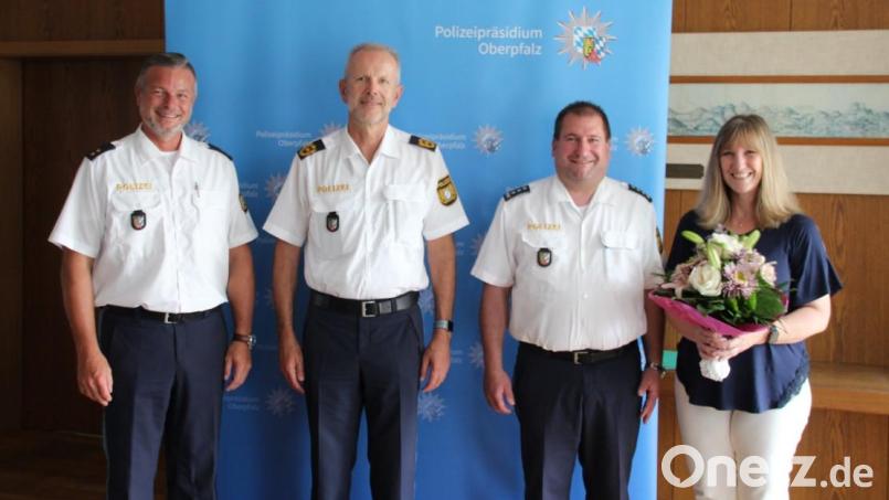 Polizeipräsident Thomas Schöniger (Zweiter von links) verabschiedete Polizeioberrat Christian Kiener (links) unter anderem als Leiter des bayerischen Kontingents am Gemeinsamen Zentrum der deutsch-tschechischen Polizei- und Zollzusammenarbeit in Schwandorf. Sein Nachfolger wird Erster Polizeihauptkommissar Roland Heldwein (Zweiter von rechts, hier mit Gattin). Bild: Polizeipräsidium Regensburg/exb