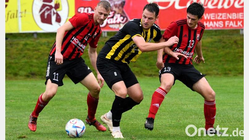 Die SC-Spieler Benedikt Meckl (links) und Fabian Magerl (rechts) lauern darauf, dem ASV-Akteur Matthias Graf den Ball abzuluchsen. Bild: Nachtigall
