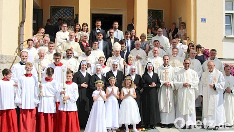 Nach der Einkleidungsfeier versammeln sich die Ordensschwestern (im Habit, vorne von links) Generaloberin M. Metoda , die Novizinnen M. Anne , M. Klara und M. Natalie sowie die Provinzoberin M. Theresia mit den Gästen auf den Stufen der Mutterhauskirche. Bild: sck