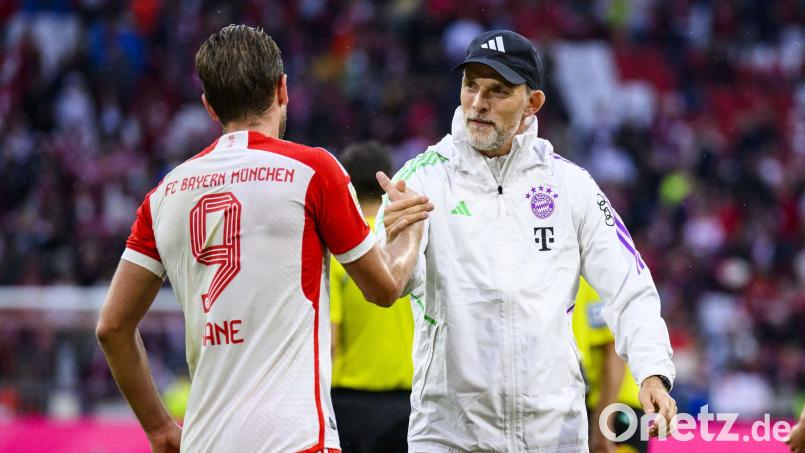 Bayern-Trainer Thomas Tuchel (rechts) gratuliert Harry Kane zu seinen beiden Toren. Auf ihn kann sich der Coach verlassen. Bild: Tom Weller7dpa