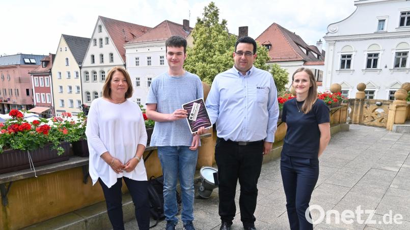 Moritz Nagler (Zweiter von links) freut sich über sein I-Pad Pro, das Benjamin Kreitner (rechts daneben) von der Firma K und B übergab. Auch Susanne Schwab (links) und Olga Bart (rechts) von der Stadt Amberg gratulieren. Bild: Thomas Graml, Stadt Amberg/exb