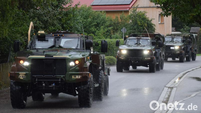 Den ganzen Tag über waren am Montag in viele kleine Kolonnen aufgeteilte Militärkonvois des 2. Kavallerie-Regiments auf der Vilstalstraße nach Hohenfels unterwegs. Hier bei der Einfahrt in den Truppenübungsplatz in Emhof. Bild: bö