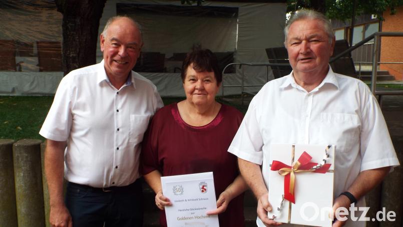 Bürgermeister Roland Strehl (links) gratuliert Liesbeth und Willi Schnaus zur Goldenen Hochzeit. Bild: e
