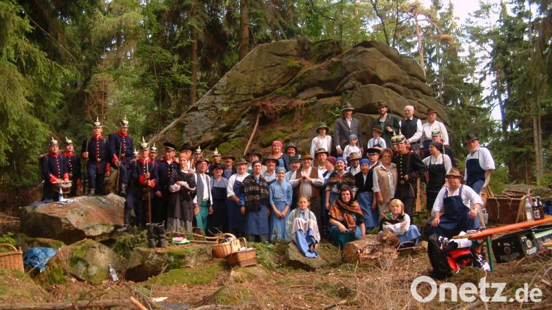 Vor der Aufführung des Holzschlacht-Gedenkspiels (hier im Jahr 2004) stellten sich die Darsteller zu einem Gruppenbild hinter der Naturbühne auf. Archivbild: wro