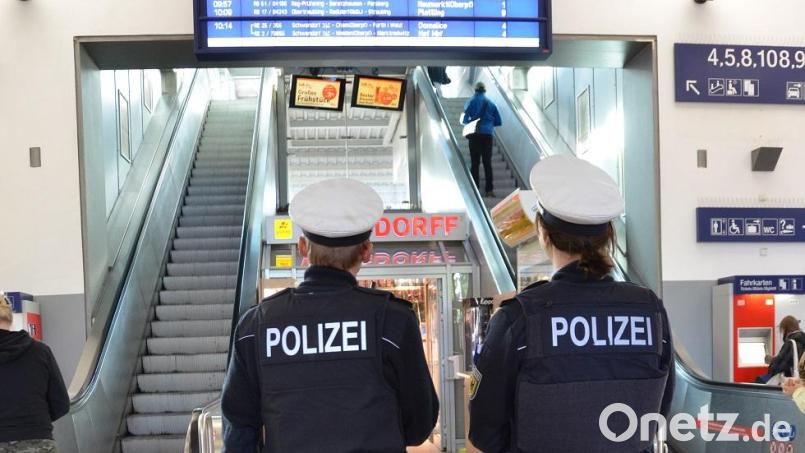 Eine 15-Jährige schmeißt mit Steinen am Regensburger Hauptbahnhof, beleidigt und bedroht einen Mann. Die Polizei erstattet Strafanzeige. Archivbild: Bundespolizei