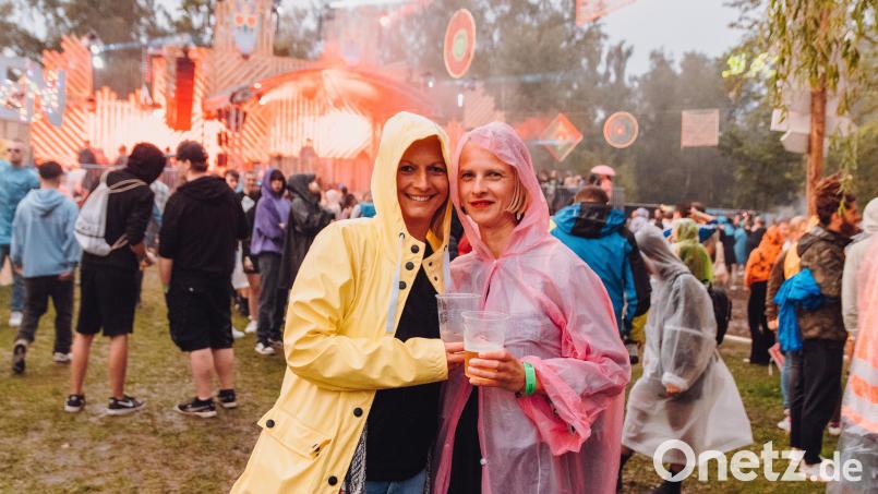 Diese beiden Frauen haben kein Problem mit dem Regen: ausgestattet mit Regenmantel und Regenponcho genießen sie ihren Abend auf dem &quot;After World&quot;-Open-Air in Immenreuth. Das fand am letzten Wochenende im August statt – 1200 Leute waren dabei. Bild: Susanne Forster