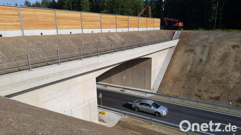 Seit Mitte August rollt der Verkehr unter der Grünbrücke im Hessenreuther Wald. Bild: Benkhardt