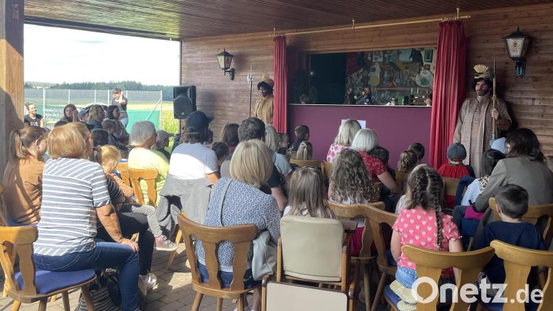 Das Kasperletheater begeistert Jung und Alt. Bild: Doris Weiß/exb