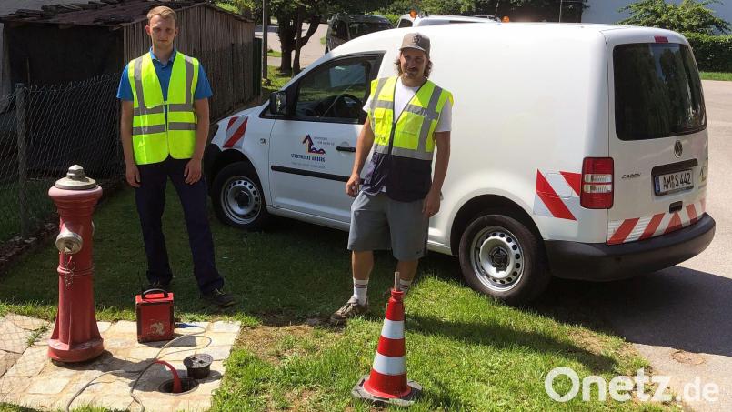 Das Wassernetz der Stadtwerke Amberg wird überprüft. Rund 280 Kilometer Rohrleitung und die Hausanschlüsse werden kontrolliert. Das machen Stadtwerke-Mitarbeiter wie Leon Freller (links) und Kollegen der Spezialfirma Hammann und Theurer (rechts Denis Brunner). Bild: Jürgen Brunner/exb