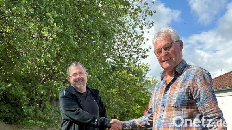 Über die reichliche Vermehrung und Honigausbeute der „Swambis“ freuen sich Michael Bieda vom Stadtwerke-Amberg-Imkerteam und Helmut Heuberger (rechts) vom Bienenzuchtverein Sulzbach-Rosenberg. Bild: Karoline Gajeck-Scheuck/exb