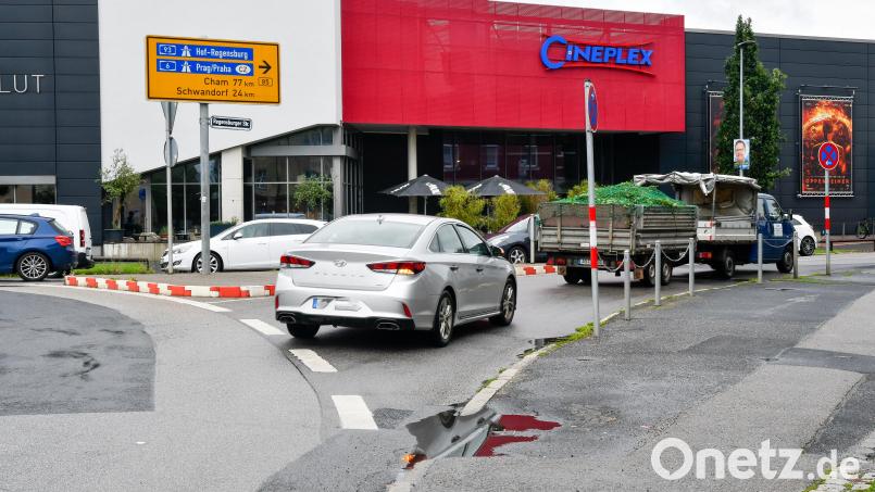 Nach mehreren Sperrungen der Bundesstraße 85 in und um Amberg läuft der Verkehr wieder. Auch in Richtung der Franzosenäcker ist die B 85 nun wieder frei befahrbar. Trotz Hitze und Regen konnten die Bauarbeiten alle pünktlich beendet werden. Bild: Petra Hartl