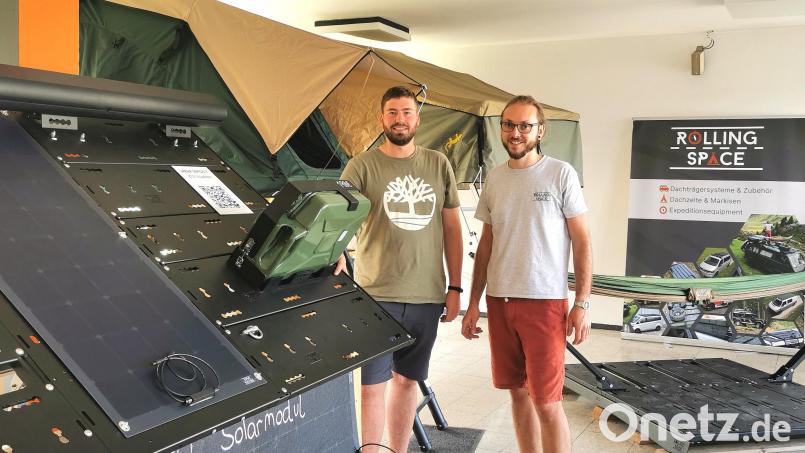 Jungunternehmer: Christian Schäffer (links) und Florian Zinkl haben „Rolling Space“ gegründet. Sie bieten im Verkaufsraum in Schneeberg das selber entwickelte Dachträgersystem samt Zubehör und auch Dachzelte an. Bild: Portner