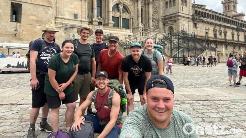 Neun Altpfadfinder des Tirschenreuther Stammes absolvierten heuer als Mehrtagestour die letzten 117 Kilometer des Jakobsweges nach Santiago de Compostela. Bild: Pfadfinder Tirschenreuth/exb