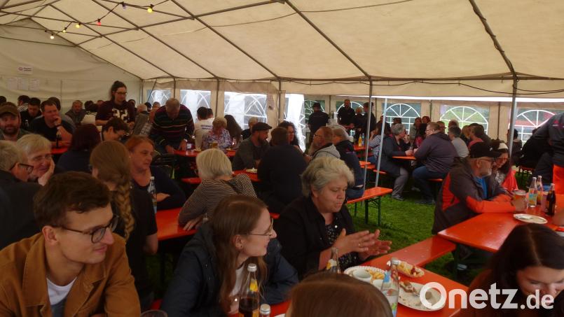 Obwohl das Wetter nicht einladend war, unterstützten an beiden Tagen zusammen rund 500 Besucher die Rund um die Uhr-Bereitschaft der Helfer vor Ort. Bild: bk