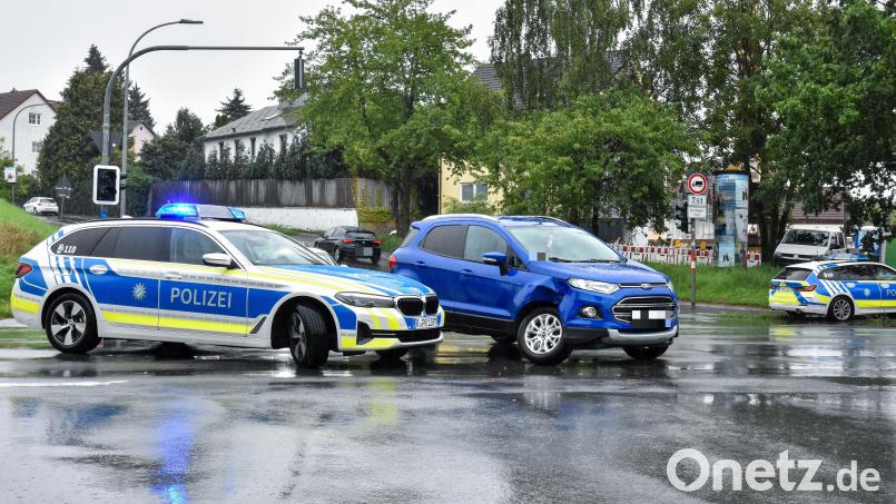 Schon wieder sind auf dieser Kreuzung der Kastler- und Hockermühlstraße in Amberg zwei Autos zusammengestoßen: Diesem Unfall am Montagvormittag folgte mittags noch ein zweiter mit drei Fahrzeugen. Bild: Stephan Huber