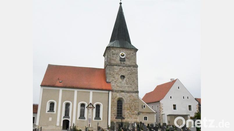 Erhaben auf einer Anhöhe und umgeben von einem Friedhof steht seit 268 Jahren die Aschacher Kirche St. Ägidius. Bild: sche