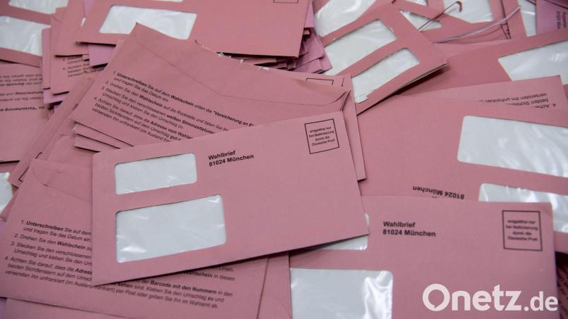 Bereits geöffnete Wahlbriefe liegen vor der Auszählung auf einem Tisch. Bild: Sven Hoppe/dpa/Symbolbild