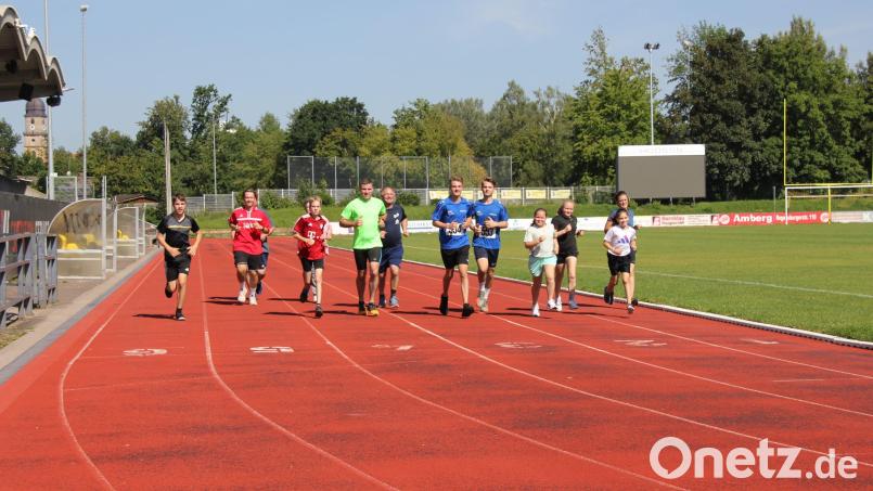 Die Läufer drehten zugunsten der Pfarrei Hl. Dreifaltigkeit im Stadion am Schanzl ihre Runden. Bild: ads