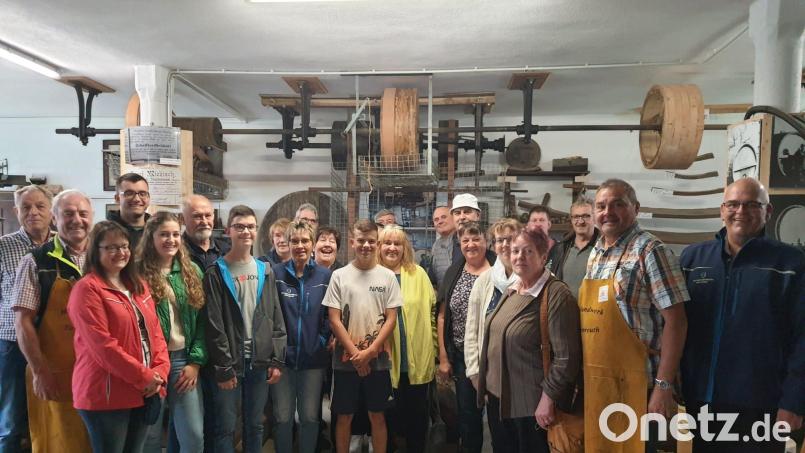Das Landvolk schaute sich in der Handwerkerscheune um. Bild: Brigitte Meyer/exb