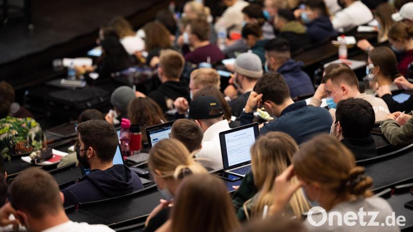 Bald beginnt für viele das erste Semester und die meisten Studienanfänger stehen damit auch zum ersten Mal finanziell auf eigenen Füßen Symbolbild: Julian Stratenschulte