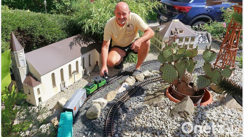 Matthias Schlicht hat in seine Gartenanlage zahlreiche Friedenfelser Bauwerke integriert. Seine Züge fahren an der Pfarrkirche Maria Immaculata (links) sowie an der Grundschule (rechts) vorbei. Bild: bsc