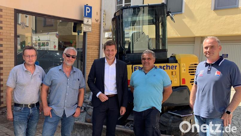 Start der Abbrucharbeiten: Im Bild von links Dieter Suttner von der SWW Wunsiedel GmbH, Stadtbaumeister Klaus Brunner, Bürgermeister Nicolas Lahovnik, Geschäftsführer Stefan Neumann vom Ingenieurbüro Pedall und Geschäftsführer Daniel Pabel von der Erd- und Tiefbau GmbH Ebersbach. Bild: Stadt Wunsiedel/exb