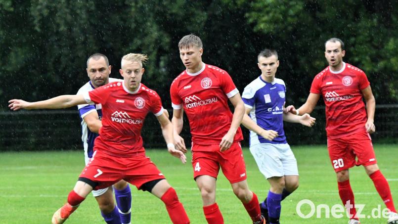 Die Tännesberger (in den roten Trikots) Maximilian Schmid (Nummer 7), Justin Lysyuk (Nummer 4) und Martin Kovac (Nummer 20) sind derzeit oft einen Schritt schneller als ihre Ggner. Bild: Nachtigall