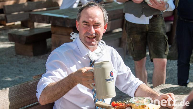 Möglicherweise lässt sich Wirtschaftsminister Hubert Aiwanger nach seinem Auftritt am Sonntag auch in Kemnath einen Brotzeitteller schmecken. Bild: Lino Mirgeler/dpa