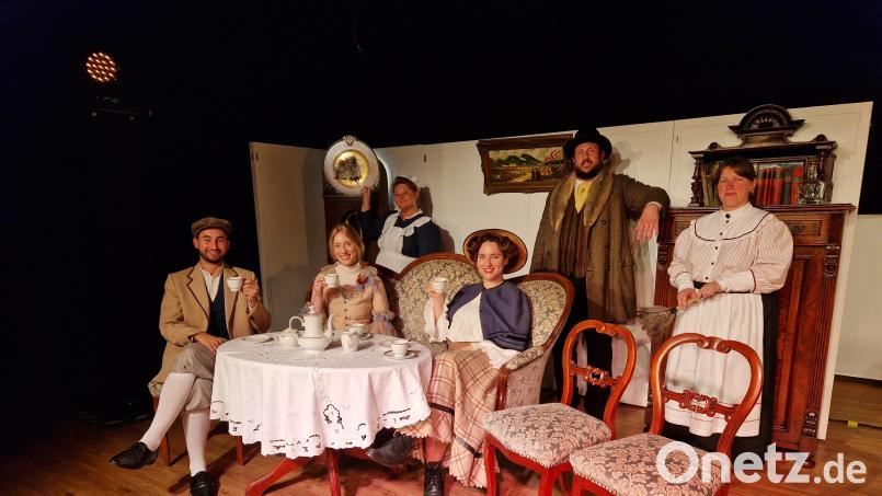 Die Vilsecker Stadtbühne Lolamannen führt die Komödie „Ein Jammer ist's mit Theodor“ auf. Bild: Kirsten Smith/exb