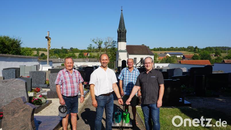 Bürgermeister Hans Ram (Zweiter von links) bedankt sich bei Georg Fröhlich, Josef Lorenz und Herbert Scharl (von links). Bild: tra