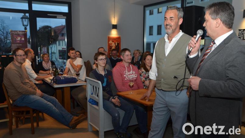 Veit Reisberger (Zweiter von rechts) will sein Restaurant nicht verkaufen. Stattdessen sucht er einen Geschäftspartner. Archivbild: dob